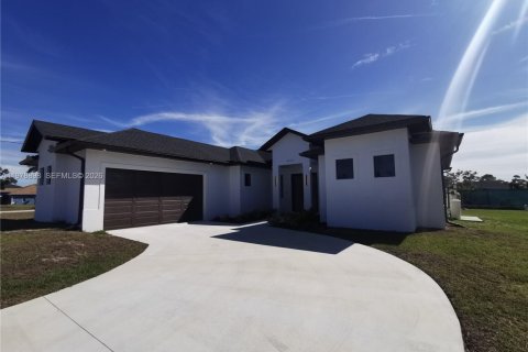 Casa en venta en Cape Coral, Florida, 4 dormitorios, 169.27 m2 № 2047494 - foto 2