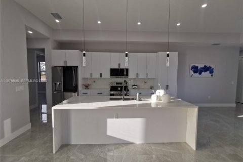 Casa en venta en Cape Coral, Florida, 4 dormitorios, 169.27 m2 № 2047494 - foto 17