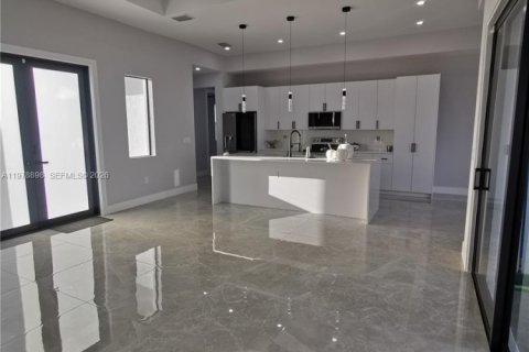 Casa en venta en Cape Coral, Florida, 4 dormitorios, 169.27 m2 № 2047494 - foto 12