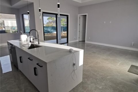 Casa en venta en Cape Coral, Florida, 4 dormitorios, 169.27 m2 № 2047494 - foto 11