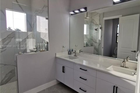 Casa en venta en Cape Coral, Florida, 4 dormitorios, 169.27 m2 № 2047494 - foto 27