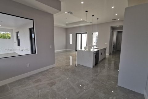 Casa en venta en Cape Coral, Florida, 4 dormitorios, 169.27 m2 № 2047494 - foto 13