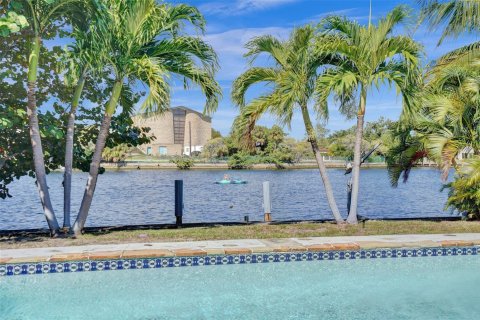 House in Fort Lauderdale, Florida 3 bedrooms, 257.15 sq.m. № 2181591 - photo 3