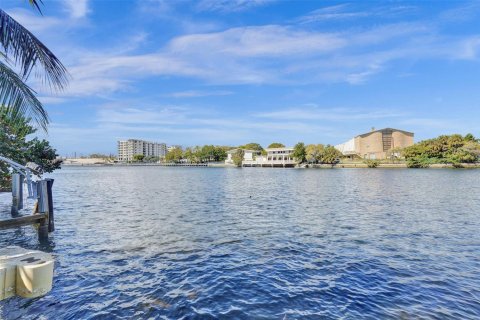 House in Fort Lauderdale, Florida 3 bedrooms, 257.15 sq.m. № 2181591 - photo 6