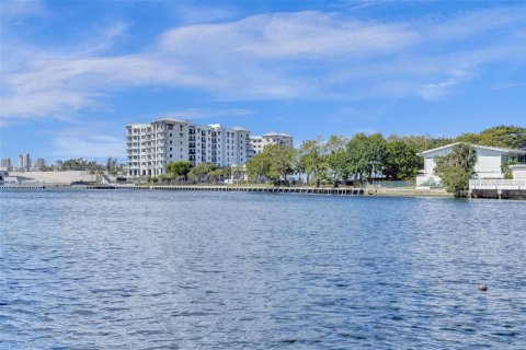House in Fort Lauderdale, Florida 3 bedrooms, 257.15 sq.m. № 2181591 - photo 5