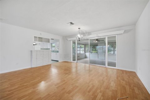 House in Dunedin, Florida 2 bedrooms, 133.13 sq.m. № 2400342 - photo 4