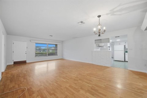 House in Dunedin, Florida 2 bedrooms, 133.13 sq.m. № 2400342 - photo 5