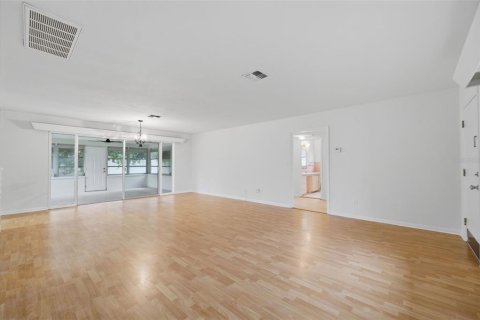 House in Dunedin, Florida 2 bedrooms, 133.13 sq.m. № 2400342 - photo 8