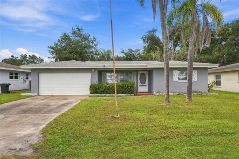 House in Dunedin, Florida 2 bedrooms, 133.13 sq.m. № 2400342