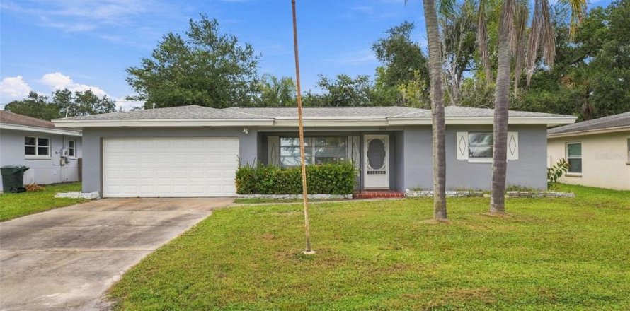House in Dunedin, Florida 2 bedrooms, 133.13 sq.m. № 2400342