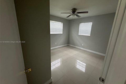 Casa en venta en Miami Gardens, Florida, 3 dormitorios, 95.88 m2 № 1971140 - foto 7