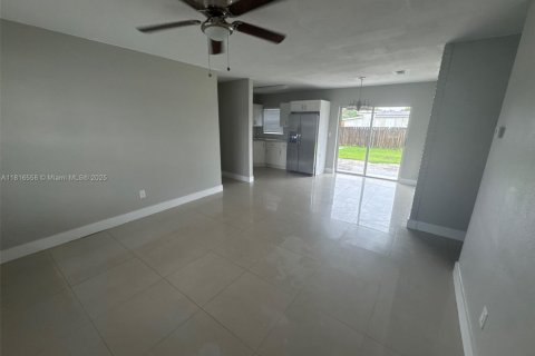 Casa en venta en Miami Gardens, Florida, 3 dormitorios, 95.88 m2 № 1971140 - foto 3