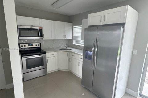 Casa en venta en Miami Gardens, Florida, 3 dormitorios, 95.88 m2 № 1971140 - foto 2