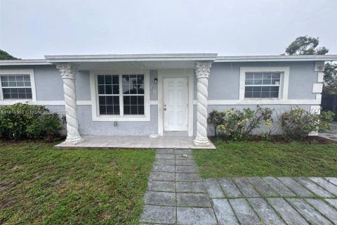 Casa en venta en Miami Gardens, Florida, 3 dormitorios, 95.88 m2 № 1971140 - foto 1
