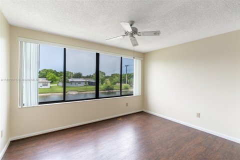 Copropriété à vendre à Tamarac, Floride: 2 chambres, 114.08 m2 № 1937823 - photo 11