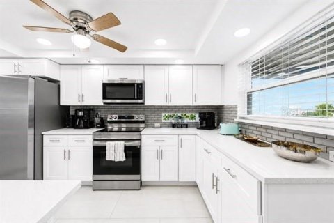 House in Treasure Island, Florida 3 bedrooms, 141.4 sq.m. № 2310929 - photo 4