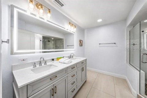 House in Treasure Island, Florida 3 bedrooms, 141.4 sq.m. № 2310929 - photo 30