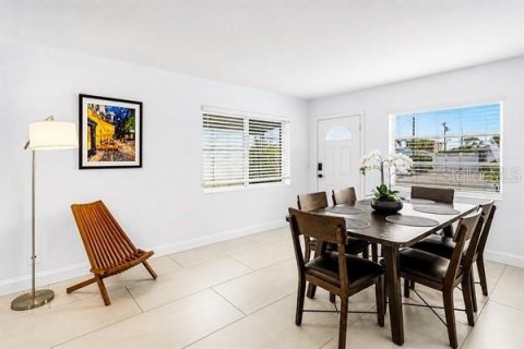 House in Treasure Island, Florida 3 bedrooms, 141.4 sq.m. № 2310929 - photo 24