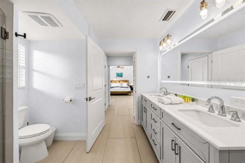 House in Treasure Island, Florida 3 bedrooms, 141.4 sq.m. № 2310929 - photo 5