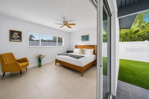 House in Treasure Island, Florida 3 bedrooms, 141.4 sq.m. № 2310929 - photo 15