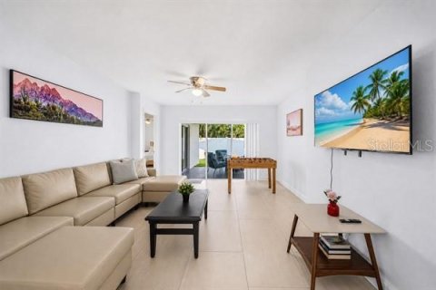 House in Treasure Island, Florida 3 bedrooms, 141.4 sq.m. № 2310929 - photo 3