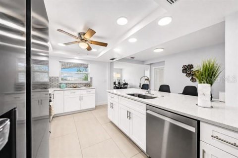 House in Treasure Island, Florida 3 bedrooms, 141.4 sq.m. № 2310929 - photo 22
