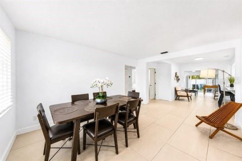 House in Treasure Island, Florida 3 bedrooms, 141.4 sq.m. № 2310929 - photo 13