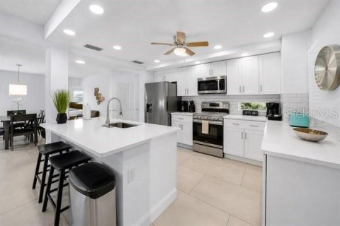 House in Treasure Island, Florida 3 bedrooms, 141.4 sq.m. № 2310929 - photo 12