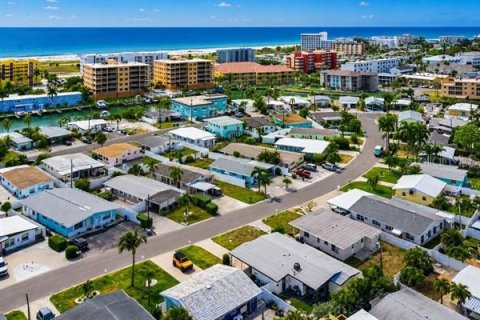 House in Treasure Island, Florida 3 bedrooms, 141.4 sq.m. № 2310929 - photo 2