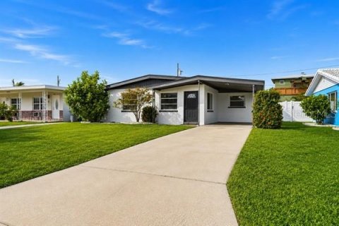 House in Treasure Island, Florida 3 bedrooms, 141.4 sq.m. № 2310929