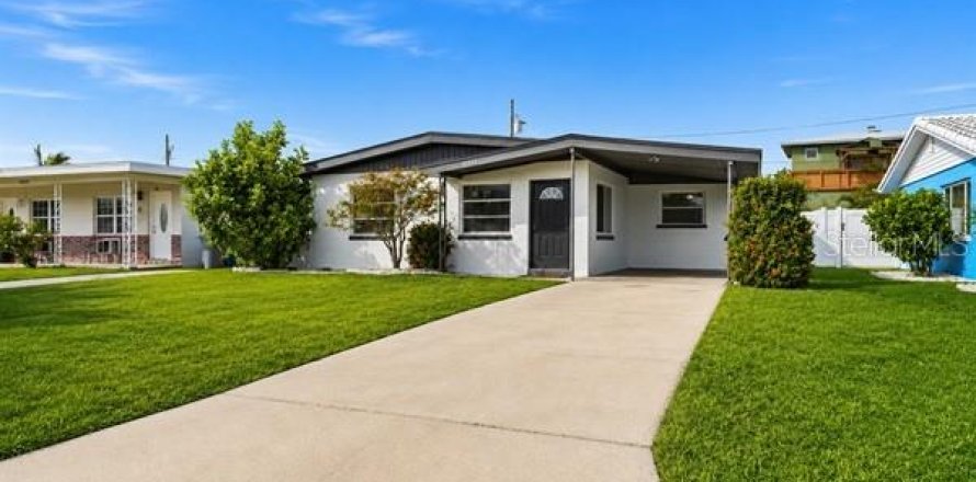 House in Treasure Island, Florida 3 bedrooms, 141.4 sq.m. № 2310929