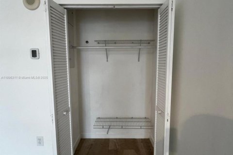 Condo in Bal Harbour, Florida  № 1956436 - photo 10