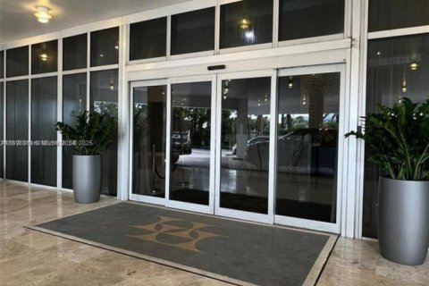 Condo in Bal Harbour, Florida  № 1956436 - photo 4