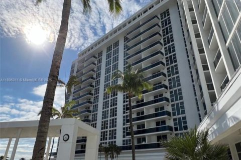 Condo in Bal Harbour, Florida  № 1956436 - photo 1