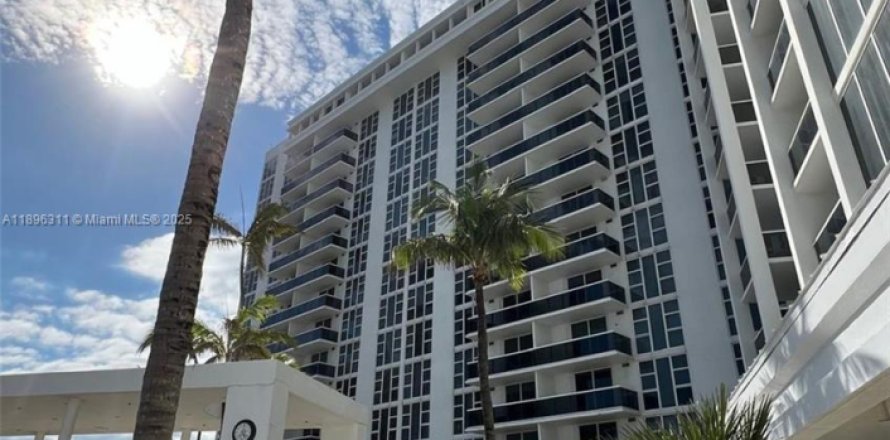 Studio in the Condo in Bal Harbour, Florida  № 1956436