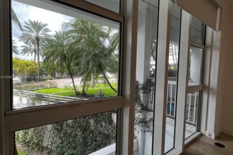 Condo in Bal Harbour, Florida  № 1956436 - photo 13