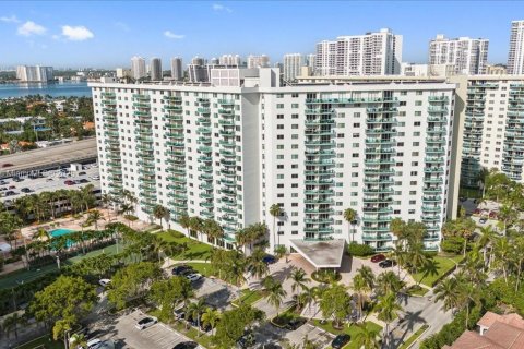 Copropriété à louer à Sunny Isles Beach, Floride: 1 chambre, 93.37 m2 № 1946865 - photo 1
