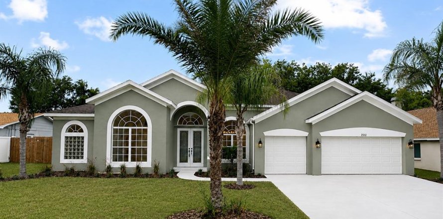 House in Brandon, Florida 5 bedrooms, 267.74 sq.m. № 2324422