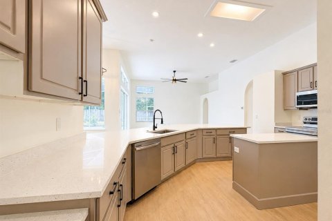 House in Brandon, Florida 5 bedrooms, 267.74 sq.m. № 2324422 - photo 21