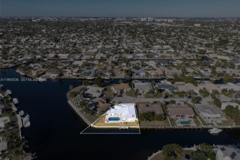 House in Pompano Beach, Florida 3 bedrooms, 180.04 sq.m. № 2031651 - photo 18