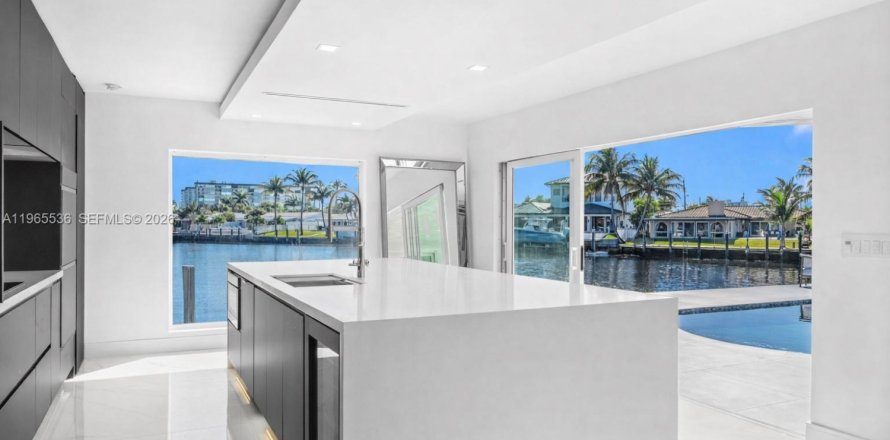 House in Pompano Beach, Florida 3 bedrooms, 180.04 sq.m. № 2031651