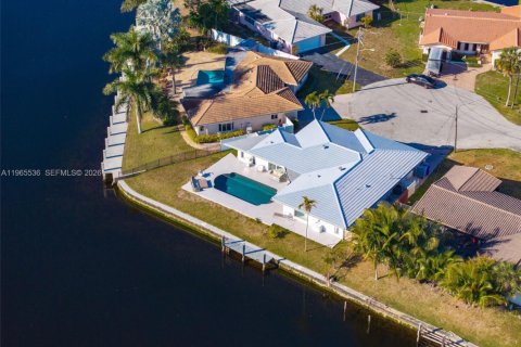 House in Pompano Beach, Florida 3 bedrooms, 180.04 sq.m. № 2031651 - photo 17