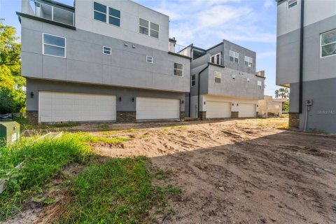 Touwnhouse à vendre à Tampa, Floride: 3 chambres, 212.1 m2 № 1901460 - photo 1