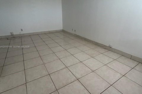 Condo in Hollywood, Florida, 1 bedroom № 2075467 - photo 7