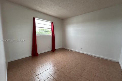 Condo in Hollywood, Florida, 1 bedroom № 2075467 - photo 13