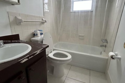 Condo in Hollywood, Florida, 1 bedroom № 2075467 - photo 12