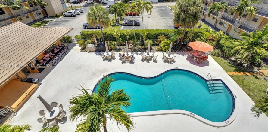 Condo in Hollywood, Florida, 1 bedroom № 2075467