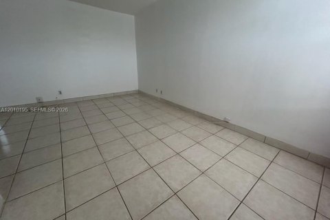 Condo in Hollywood, Florida, 1 bedroom № 2075467 - photo 6