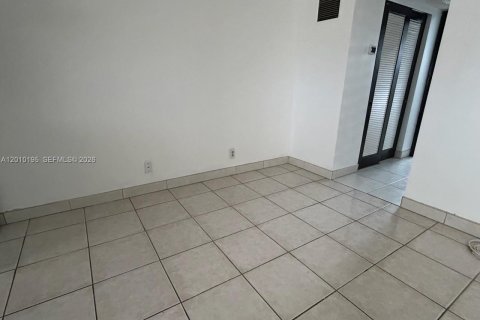 Condo in Hollywood, Florida, 1 bedroom № 2075467 - photo 9