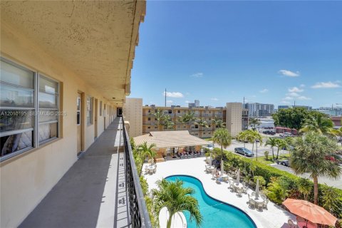 Condo in Hollywood, Florida, 1 bedroom № 2075467 - photo 2
